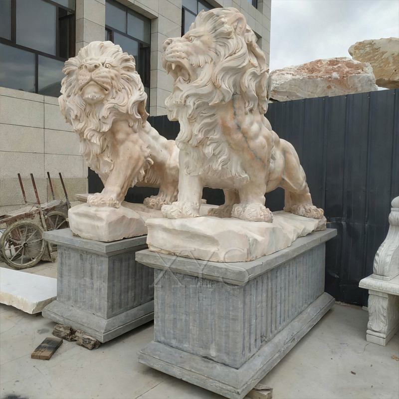 European Style Climbing Lion Stone Carving